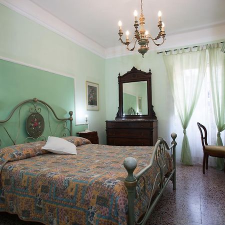 Corte Palazzo Picedi Benettini Sarzana Buitenkant foto