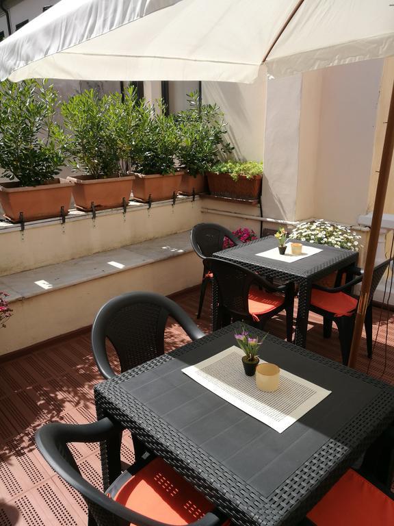 Corte Palazzo Picedi Benettini Sarzana Buitenkant foto