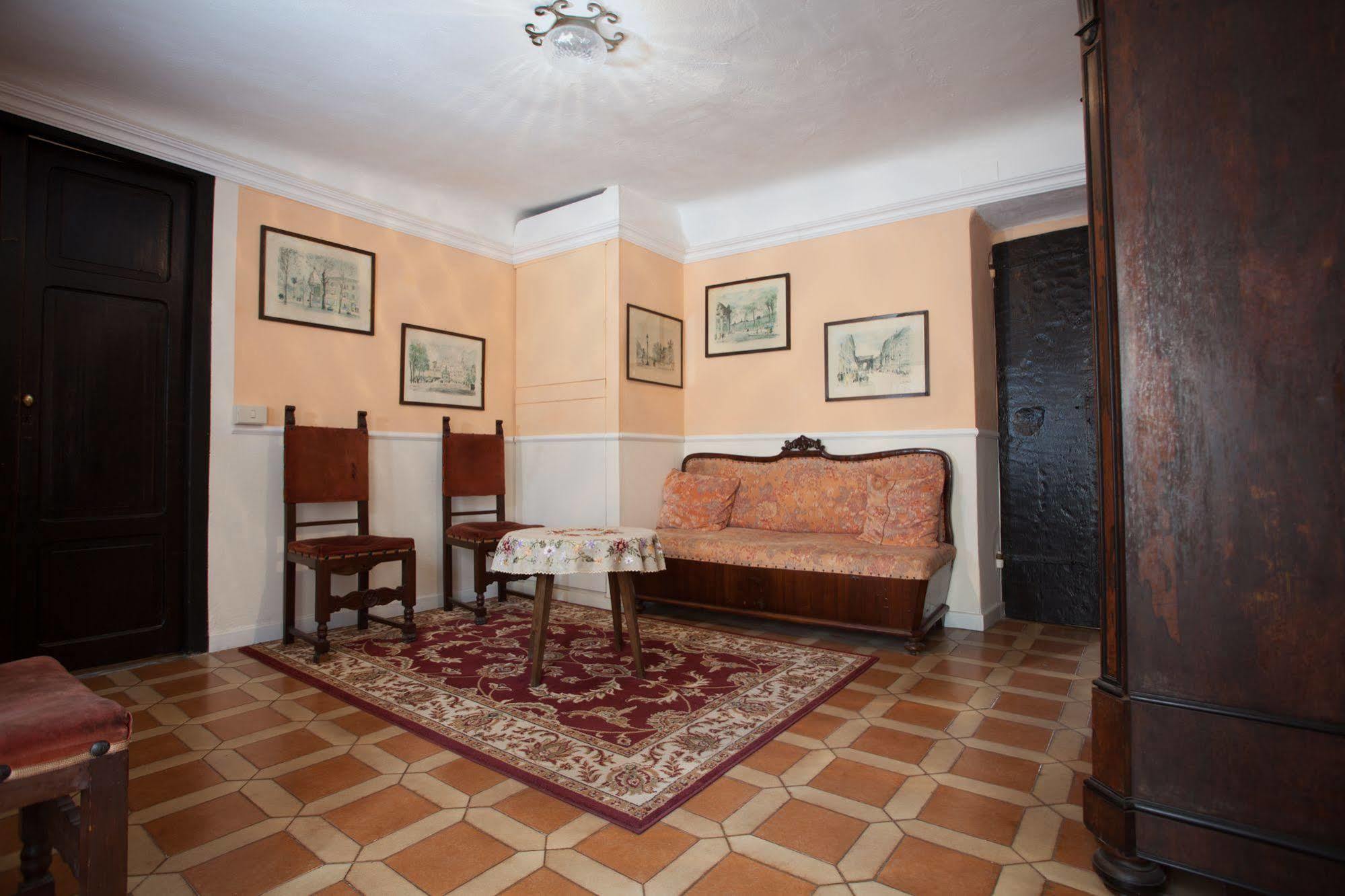 Corte Palazzo Picedi Benettini Sarzana Buitenkant foto