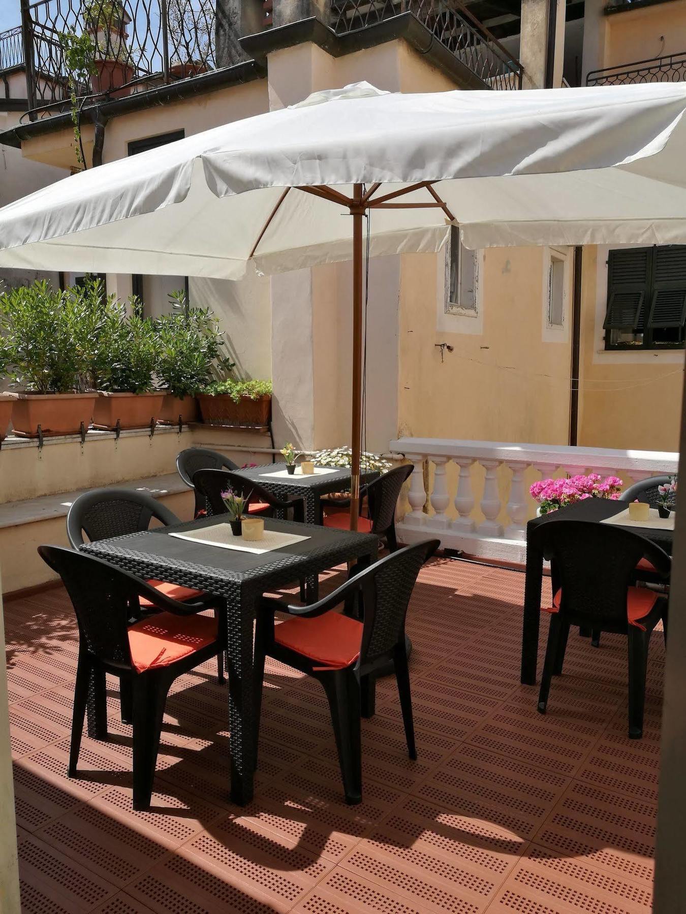 Corte Palazzo Picedi Benettini Sarzana Buitenkant foto