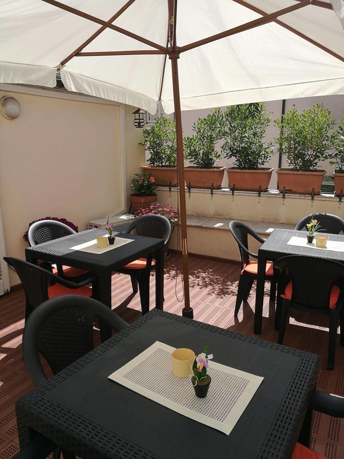 Corte Palazzo Picedi Benettini Sarzana Buitenkant foto