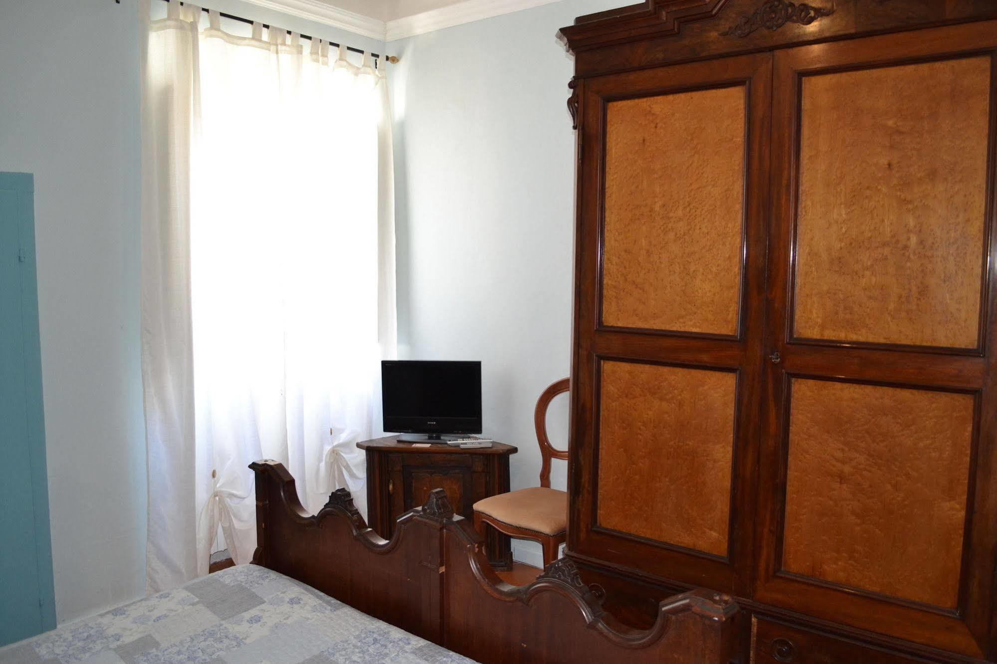 Corte Palazzo Picedi Benettini Sarzana Buitenkant foto